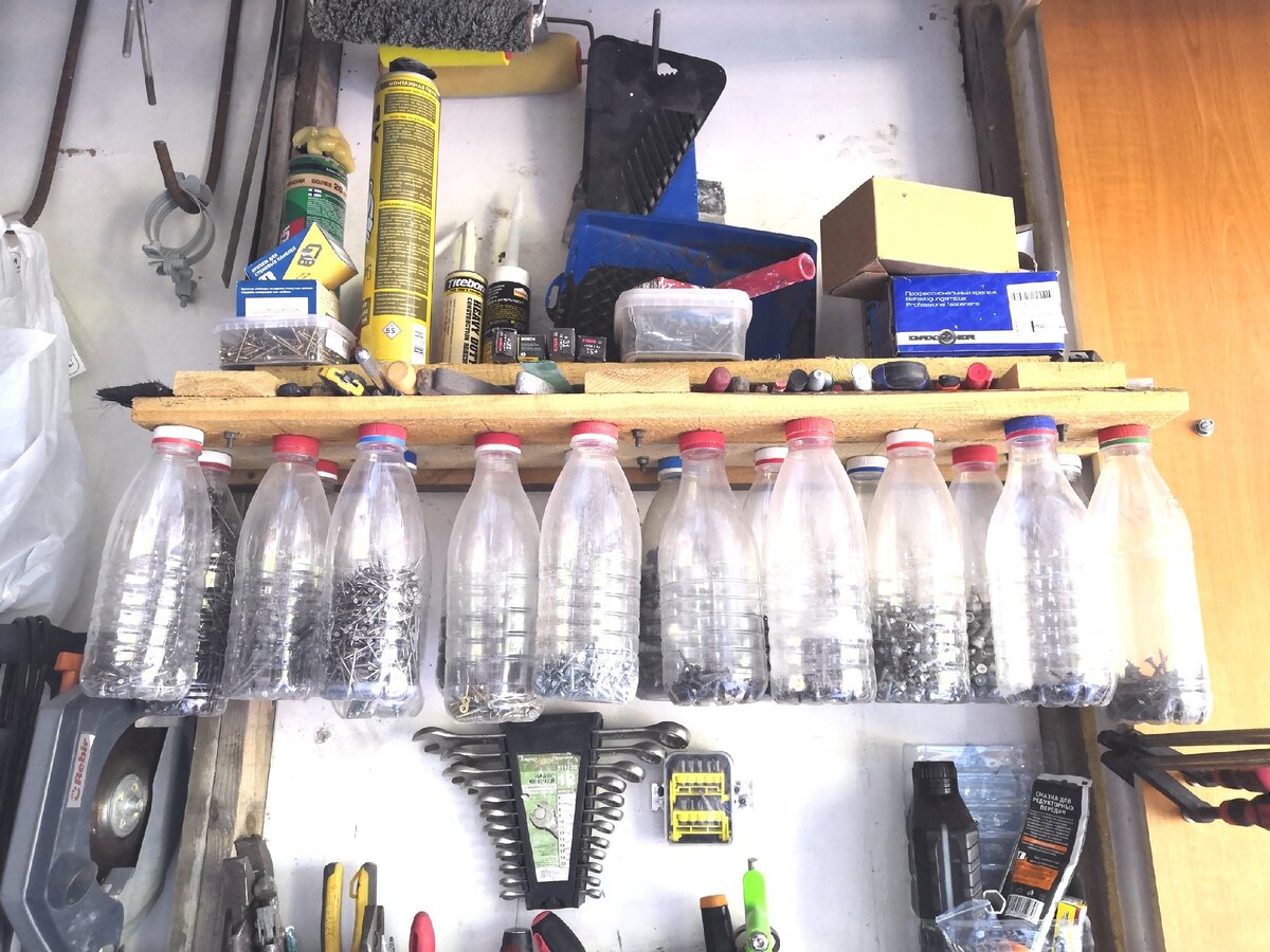 Пластиковые бутылки в гараже
