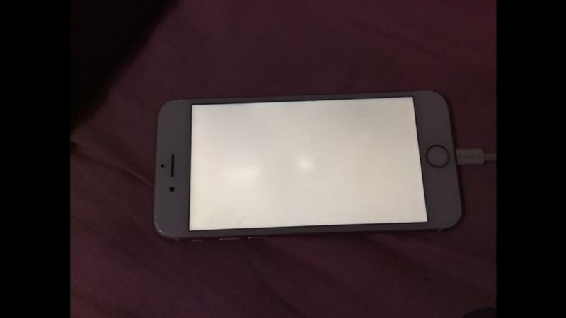 Пятна на айфоне. Белое пятно на экране айфона. Белое пятнышко на экране айфона. Белая точка на экране айфона. Пятно на экране iphone.