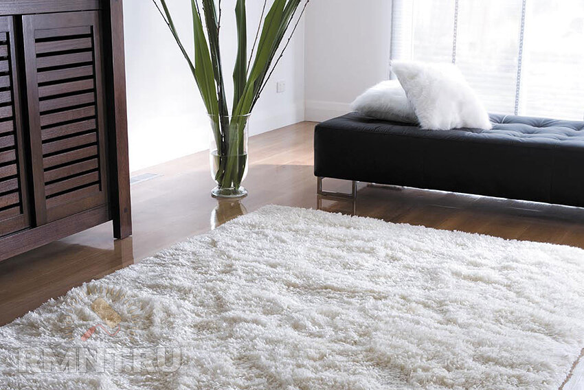 Вот такой белоснежный коврик с одной стороны отлично впишется в минималистичный стиль интерьера, а с другой, благодаря «повышенной пушистости», слегка смягчит его лаконичность