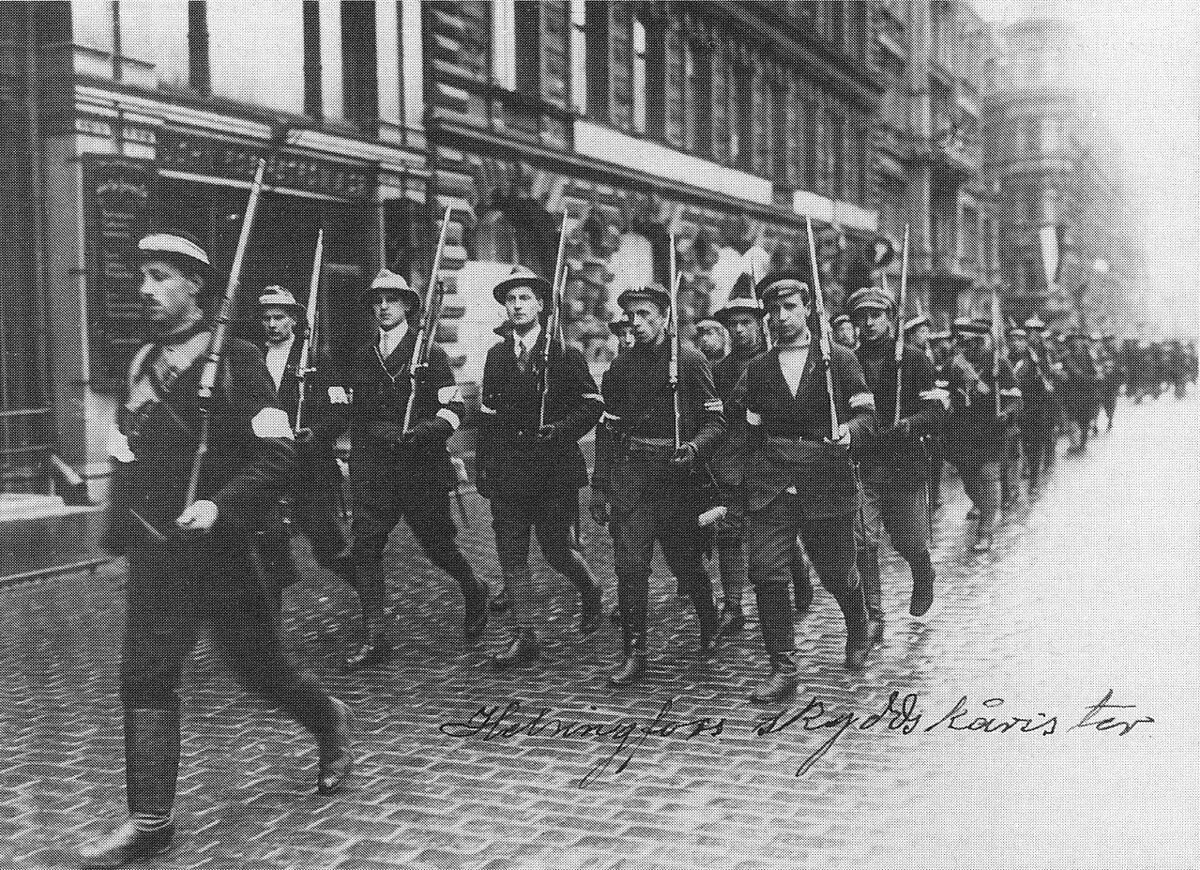Бойцы Охранного корпуса в Хельсинки 13 апреля 1918, сразу после взятия столицы. Источник: Wikimedia Commons