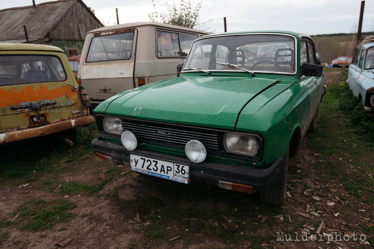 В обычном поле в глухой деревне куча ржавых раритетных автомобилей. Откуда  они там? | Дневник Вольного Сталкера | Дзен