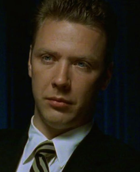 Микаэль Персбрандт в образе офицера полиции