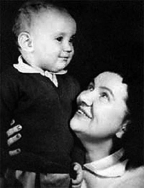 Нина Сазонова с сыном Мишей. Фото news.myseldon.com