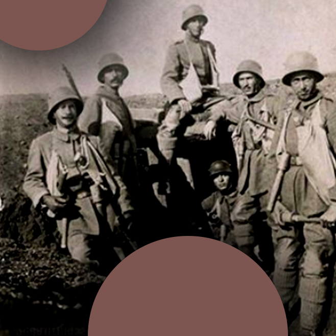 Османский солдат позирует для фотографии в M1918 Eisenhüttenwerk Thale Stahlhelm, 1918.