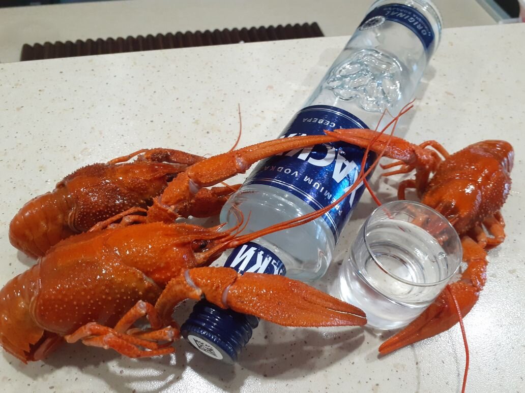 И распивают спиртное на троих..