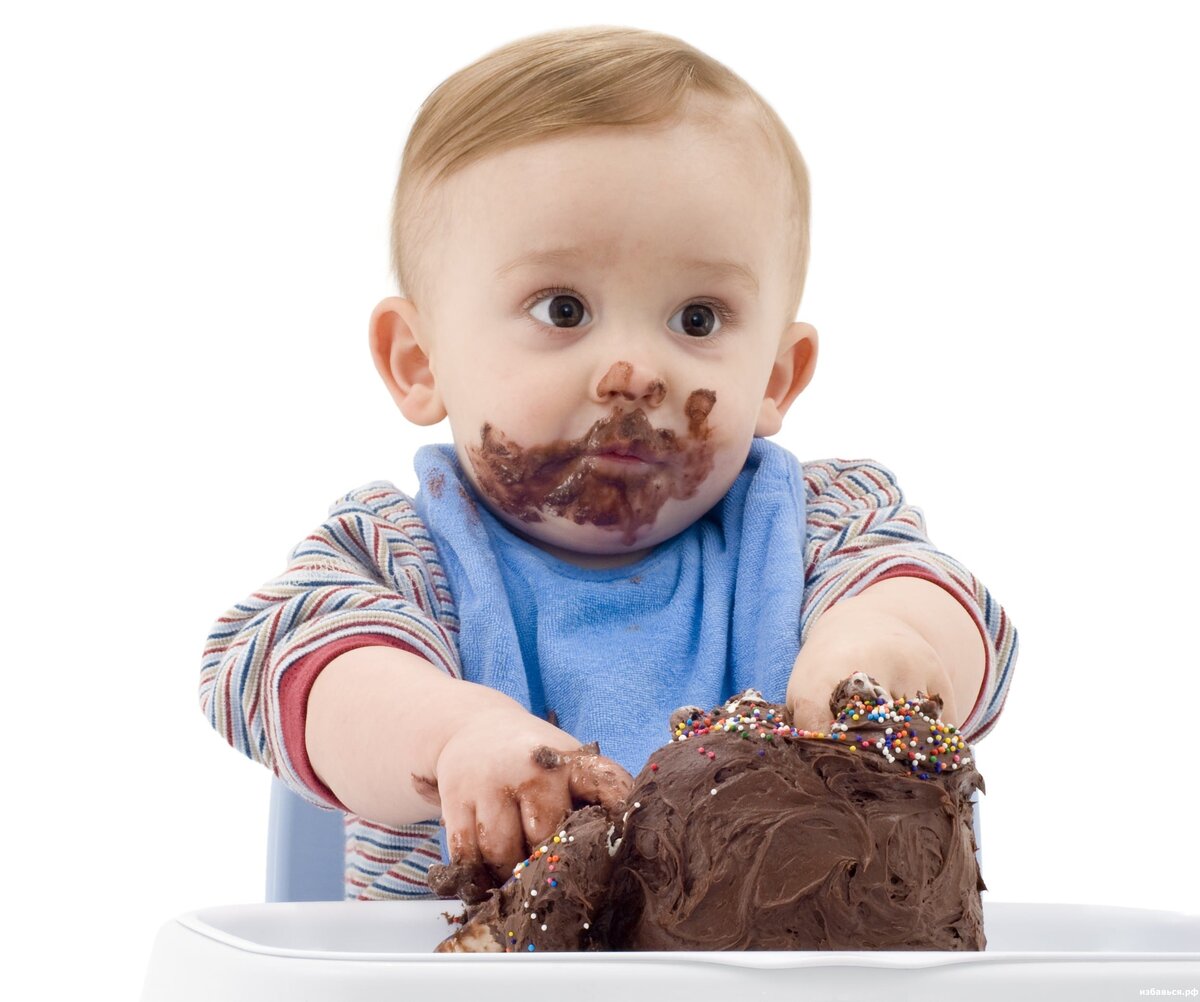 Шоколадки для детей. Девочка с шоколадкой. Шоколадки для детей. Сладости для детей. Дети кушают шоколад.