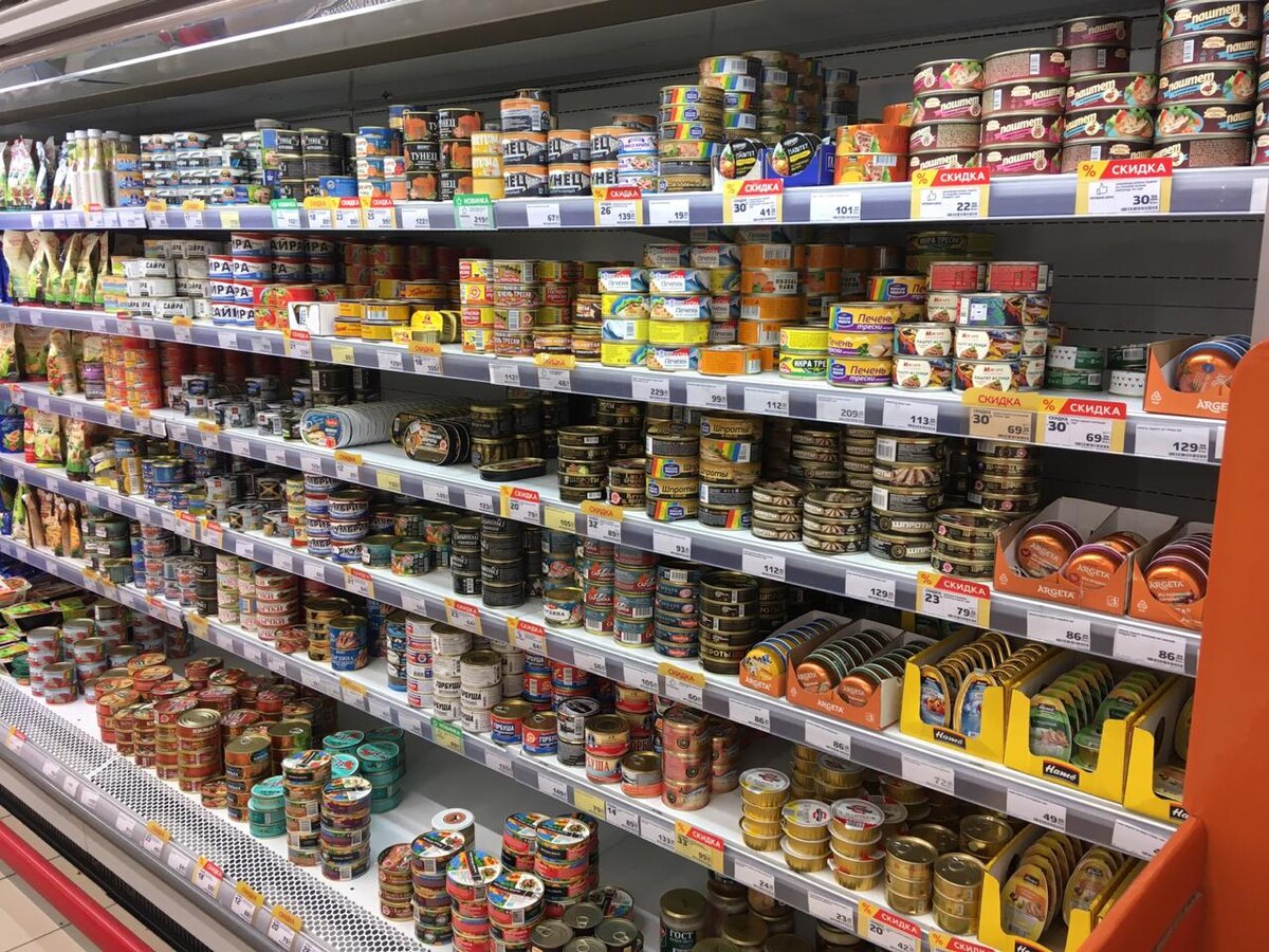 Общий вид полки. В отличие от многих супермаркетов, на полках этого магазина все аккуратно расставлено.