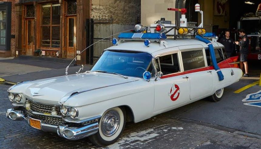 Охотники за привидениями 1 выпуск. Cadillac Ecto 1 1959. Cadillac Miller-Meteor 1959 GHOSTBUSTERS Ecto-1. Кадиллак Миллер Метеор 1959. Cadillac Ecto-1 GHOSTBUSTERS.