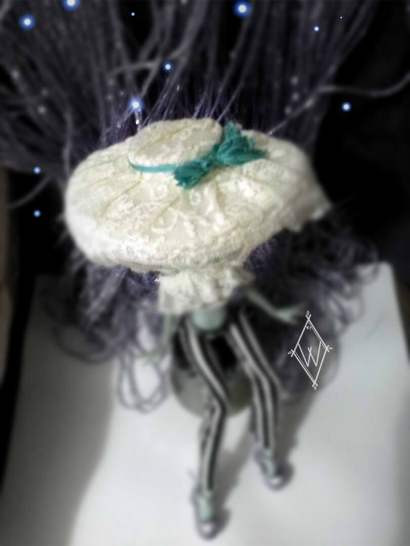 Кружевная шляпка и полосатый костюм