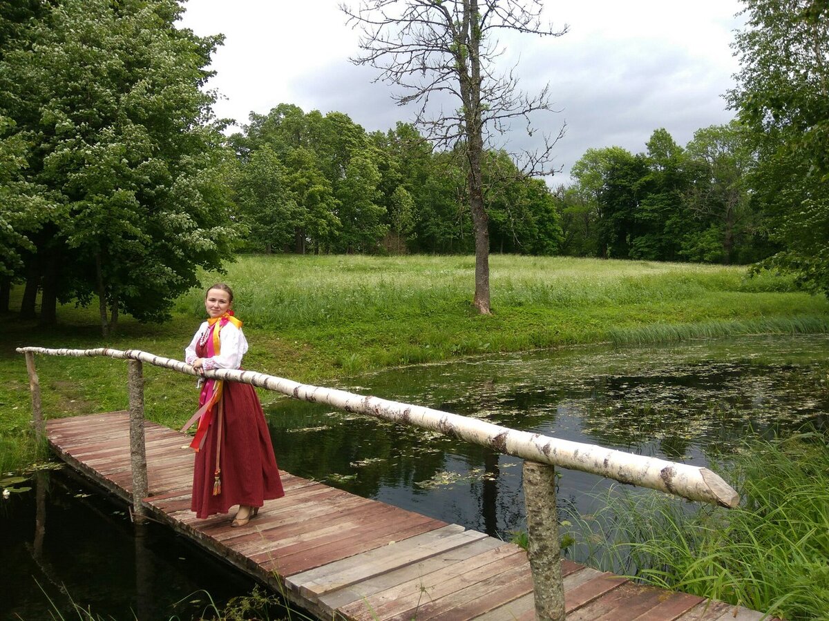 Пермячка в традиционном костюме Сепыческой волости, Оханского уезда Пермской губернии (реплика). Фото: Псковская обл., Музей-усадьба Н. А. Римского-Корсакова