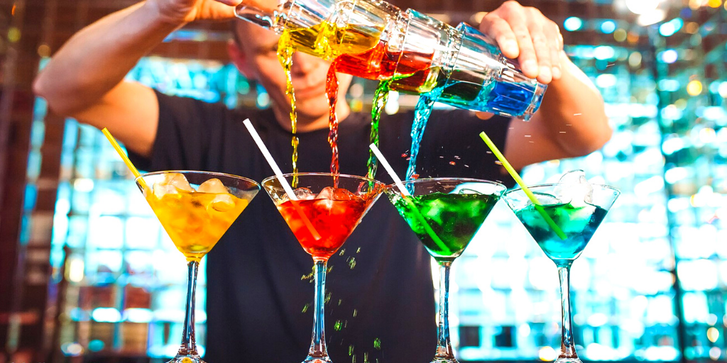 рисование спиртовыми чернилами. напитки в ресторане. алкогольные мастер классы. бар напитки. коктейли на барной стойке.