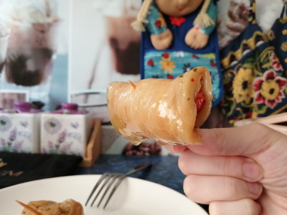 Один рулетик на палочке. 