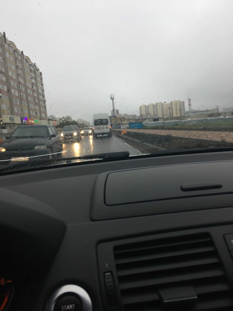 Отсутствие разметки и перекопанный тротуар - первое, что встретило друга из Канады в Ставрополе