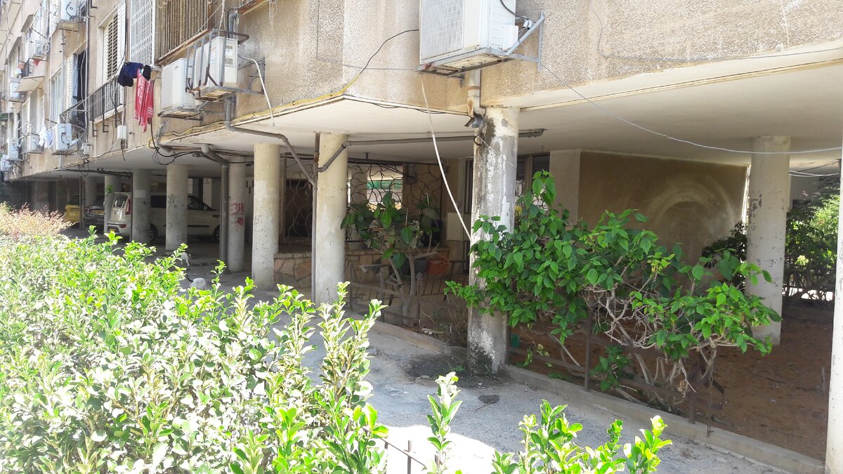 Жилой дом на круглых столбах.