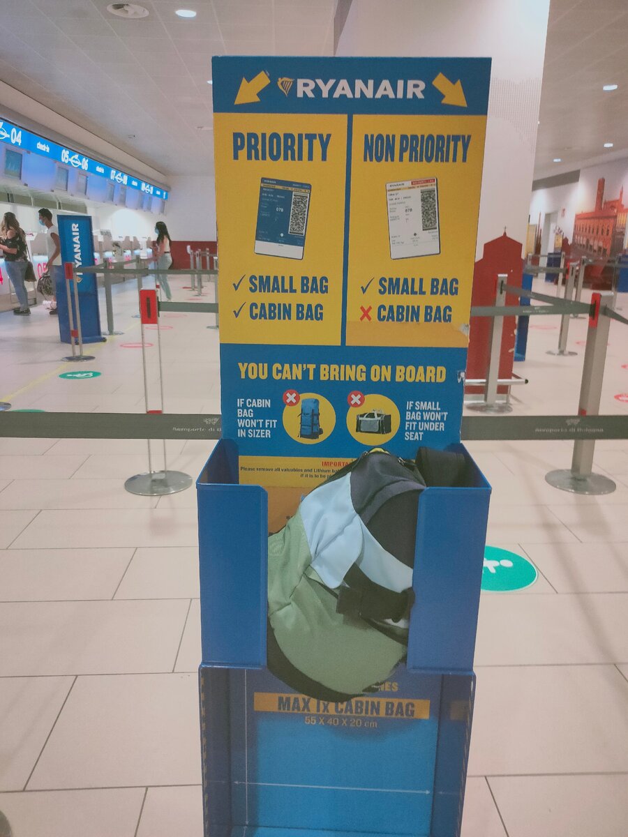 Мой рюкзак легко впихнулся в ящик