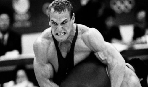 4. Александр Карелин, борьба

Александр «Эксперимент» Карелин, без сомнения, являлся самым пугающим и доминирующим чемпионом из всех видов единоборств на протяжении двадцатого столетия. История жизни Карелина выглядит как греческий миф. Он родился на замёрзшей пустоши Сибири в 1967 году и до возраста тринадцати лет, когда он начал заниматься борьбой, он охотился на лис и соболей в заснеженных лесах Сибири. Его огромный размер и грубая сила, а также его необычный, эволюционный метод сделали его самым доминирующим борцом из всех, что видел мир.
