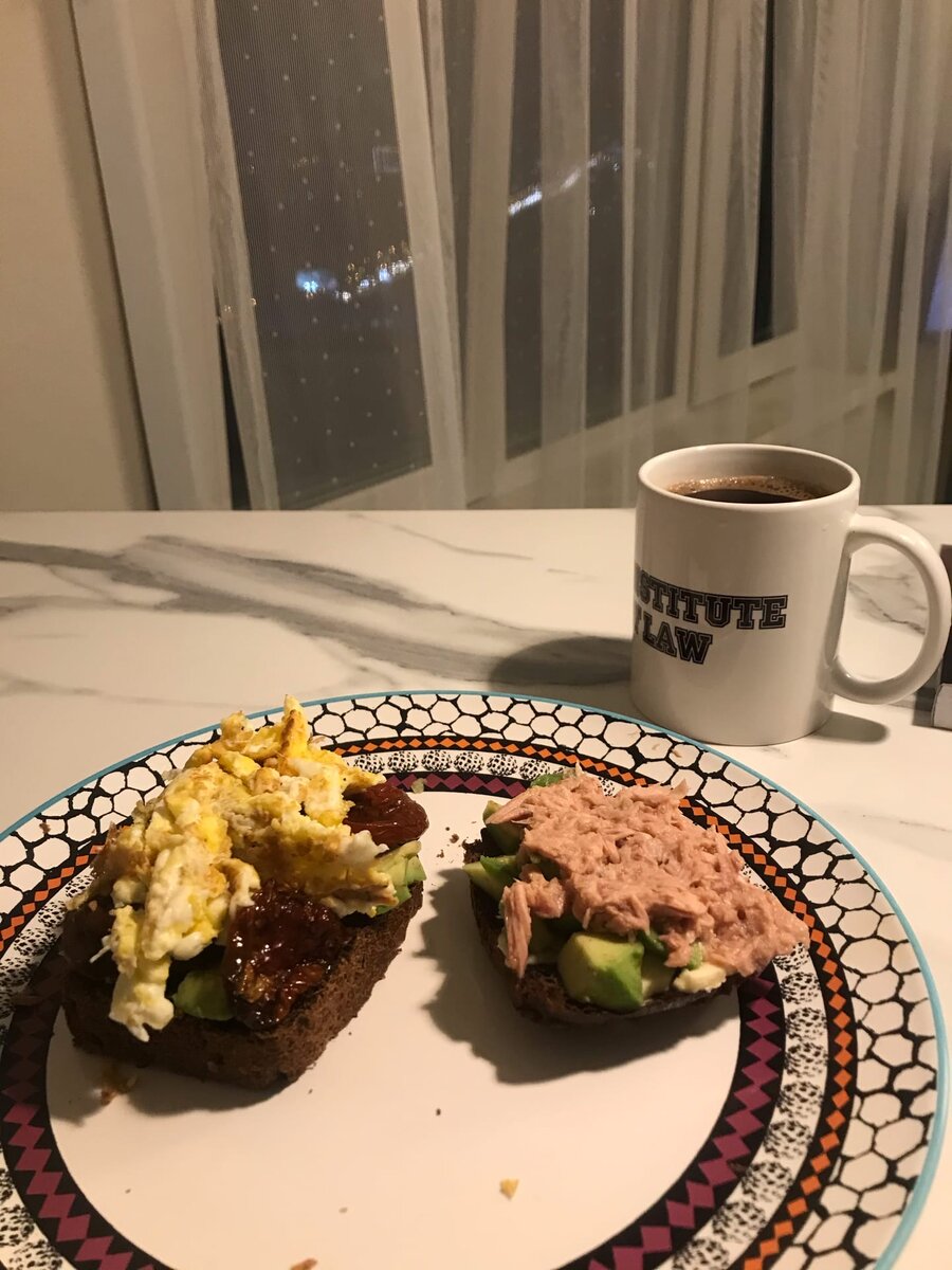 Красавчик слева- хлебушек+авокадо+вяленые томаты+скрембл