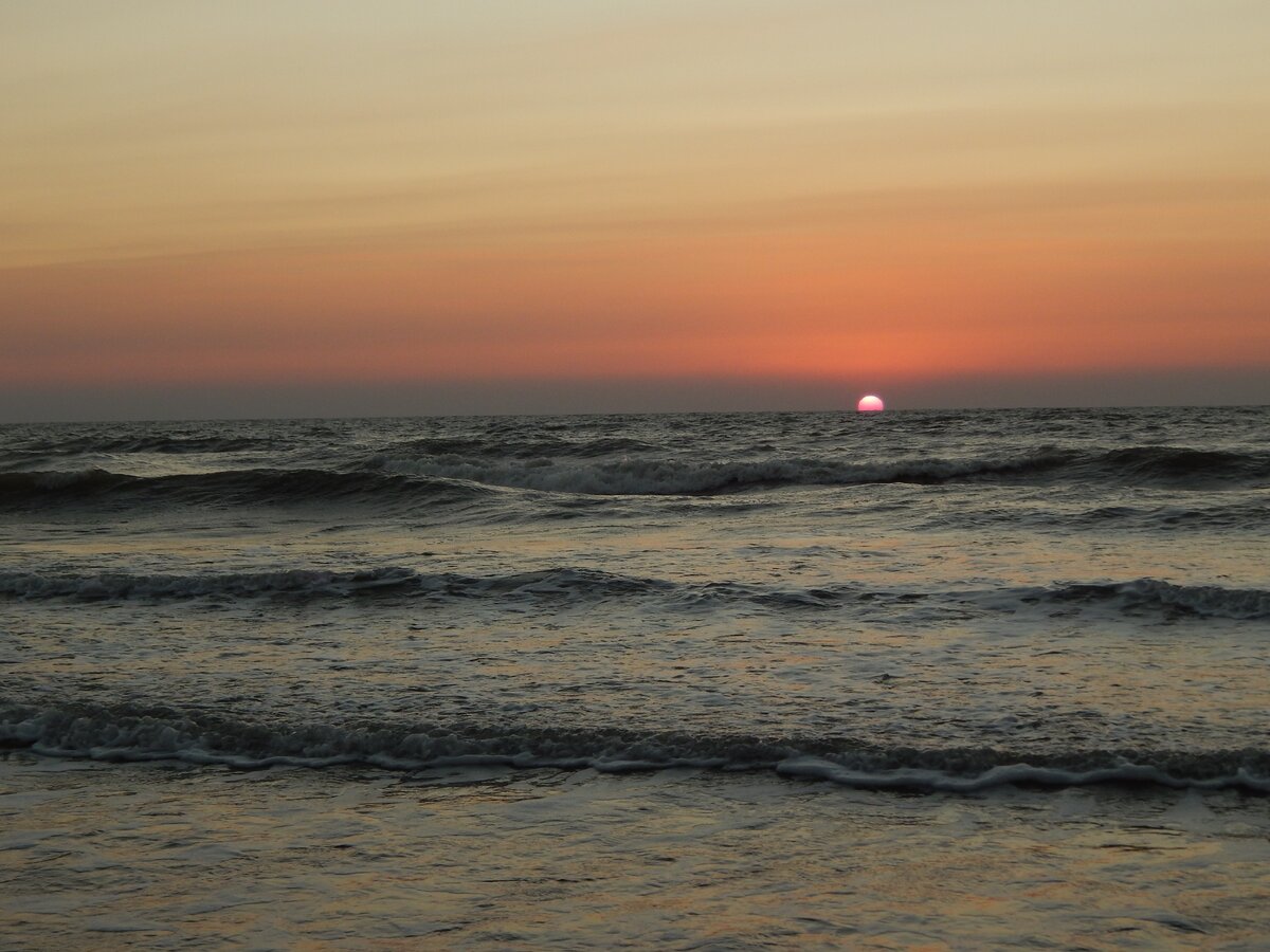 Закат как сигнал: Солнце село - вон из воды (фото автора)