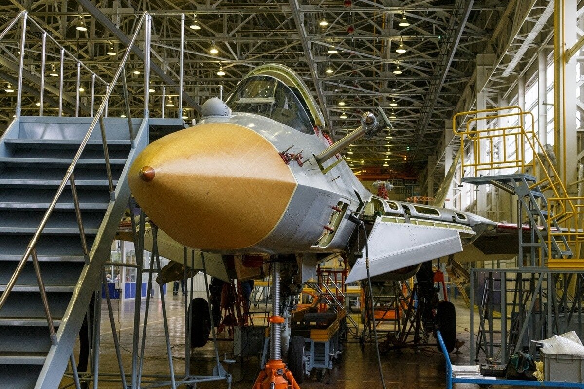 Предположительно, находящийся на завершающей стадии сборки второй серийный образец истребителя пятого поколения Су-57 (предположительно, самолет Т-50С-2, серийный номер 51002) в цеху Комсомольского-на-Амуре авиационного завода имени Ю.А. Гагарина (КнААЗ - филиала ПАО «Компания «Сухой». Комсомольск-на-Амуре, 12.08.2020 (с) ПАО «Объединенная авиастроительная корпорация» и Министерство обороны Российской Федерации