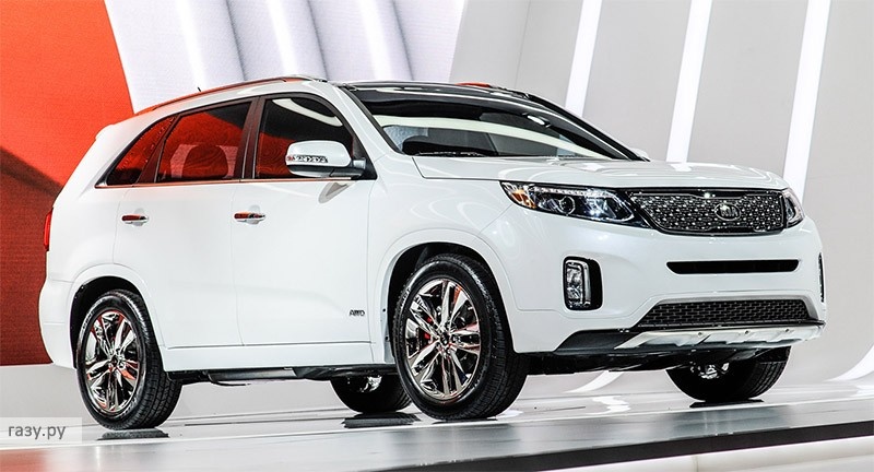 Уровень удобства в новом KIA Sorento на должном уровне. Кресло водителя имеет множество регулировок, которые достигаются благодаря электроприводу. Передние сидения в топовой версии оснащены электроподогревом и вентиляцией. Сидения второго ряда – только подогревом. Раздельная климатическая установка обеспечит всех необходимой температурой, а больших размеров панорамная крыша откроет для пассажиров превосходные виды. Разумеется, самая дорогая комплектация включает в себя все самое лучшее, хотя и базовый вариант оснащения довольно богат. В нее входит шестиканальная аудиосистема с поддержкой множества форматов, круиз-контроль, климат-контроль, полный электропакет, плюс электроскладывание боковых зеркал, антиблокировочная тормозная система, помощь на подъеме, система курсовой устойчивости, крепление ISOFIX для детского сидения, фронтальные и боковые подушки и шторки безопасности и многое другое. Кстати, в преддверии зимы официальный дилер КИА начал предлагать так называемые «теплые опции», которые входят в стандартную комплектацию и включают в себя подогрев передних сидений, рулевого колеса и боковых зеркал, а также дополнительный отопитель салона. 
Что касается проходимости, то некоторые комплектации внедорожника включают в себя автоматическую систему полного привода. При малейшем проскальзывании ведущих (передних) колес задняя ось вступает в работу, гарантируя уверенный выезд из затруднительной ситуации. Впрочем, рекорды бездорожья на KIA Sorento ставить не стоит, так как эта машина все же больше городская. Со средним типом бездорожья, который часто встречается при выезде на природу или рыбалку, Соренто справится, но преодолевать вброд реку или соревноваться с Хаммером или Вранглером все же не стоит.

Несмотря на свои внушительные габариты и вес, кроссовер все же экономичен. Например, с бензиновым мотором, который имеет рабочий объем 2,3 литра и максимальную мощность в 175 лошадиных сил, потребление топлива в смешанном цикле составляет всего 8,8 литра на 100 километров пробега. Дизельный силовой агрегат традиционно экономичнее. При объеме 2,2 литра, мощности в 197 «лошадок», а также полном приводе КИА Соренто потребляет 6,7 литров на 100 км.

Подводя итог, можно с уверенностью сказать, что обновление внедорожника прошло на должном уровне. Машина стала ярче и красивее, а также богаче функционально, при этом сохранив свою стоимость.