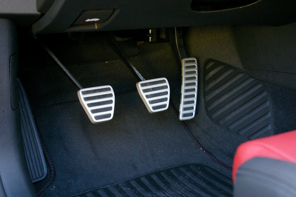 Три педали. Источник: Яндекс Картинки