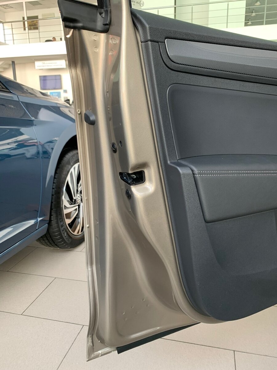 Как и в Рапид, отсутствует шумоизоляция передних дверей - только один слой на кузове. Задние двери при этом изолированы в два слоя.