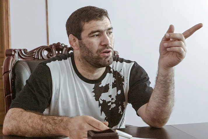 В настоящее время опальный политик скрывается в ОАЭ