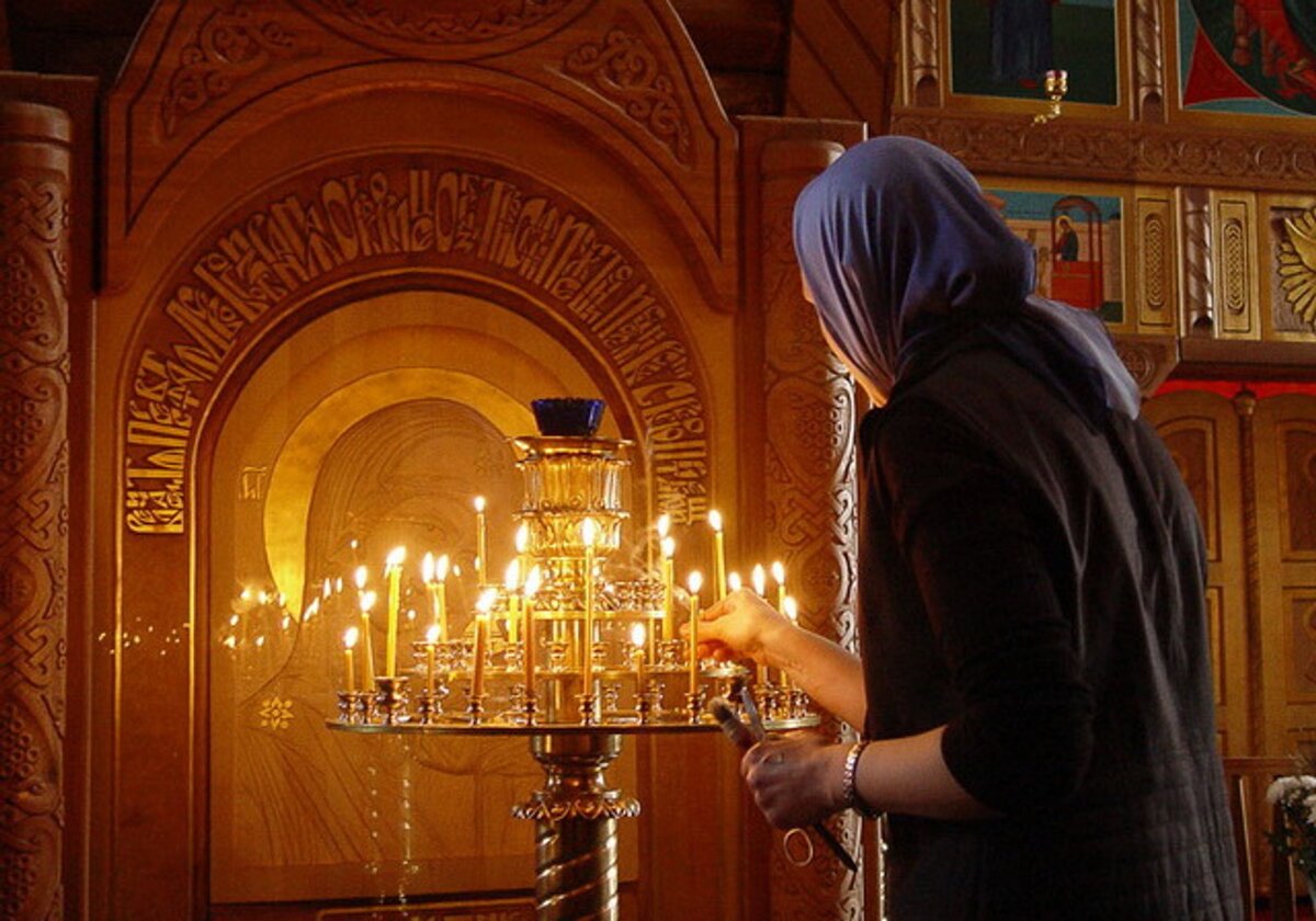 Можно ли молиться перед иконой. Православный храм. Женщина в храме. Девушка молится в церкви. Человек молится в храме.