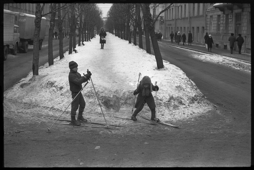 Владимир Соколаев. Возвращение из школы по улице Правды. 19 февраля 1982. МАММ / МДФ