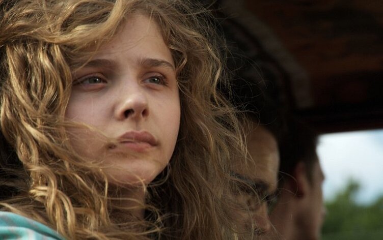 Хлоя Грейс Морец в фильме "Техасские поля смерти" 2011г.