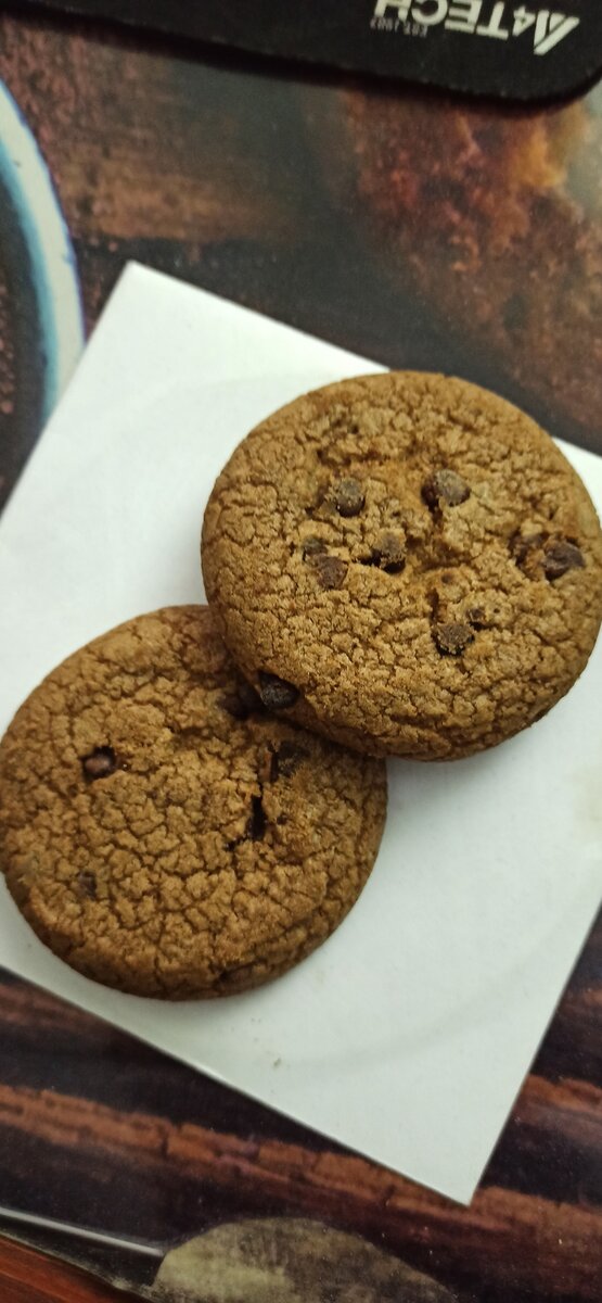 Ингредиенты: Масло сливочное  — 120 Грамм Сахар коричневый  — 200 Грамм Яйцо  — 2 Штуки Разрыхлитель  — 1 Чайная ложка Ванилин  — 1 Штука (Пакетик) Соль  — 0,5 Чайных ложки Шоколадная крошка  — 400 Миллилитров Мука  — 250 Грамм.