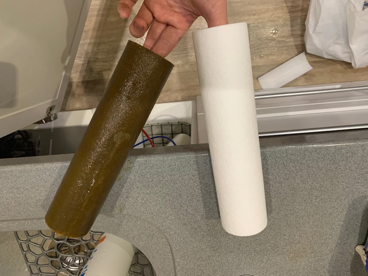 Справа новый картридж для фильтра, а слева отработавший свое