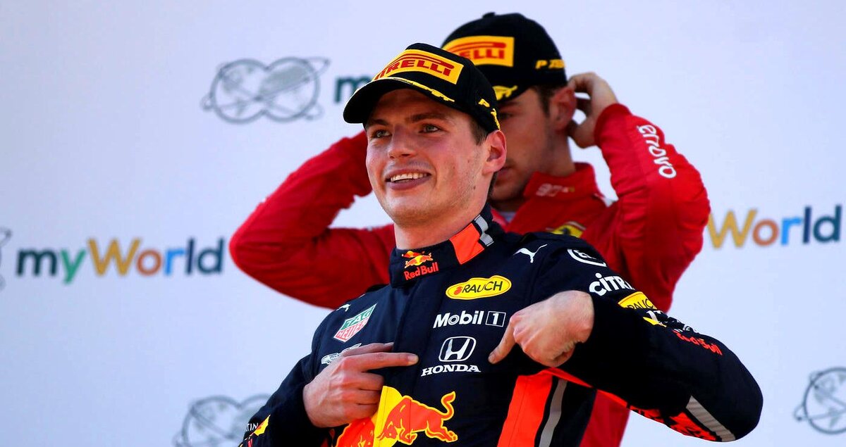 Макс Ферстаппен демонстрирует логотип Honda на подиуме Гран-при Австрии 2019
