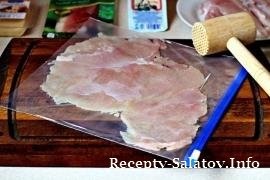 Ставим разогреваться духовку до 200 ° C и приступаем к приготовлению рулетиков. Помещаем куриные грудки в полиэтиленовый пакет и отбиваем до толщины примерно 3 мм.