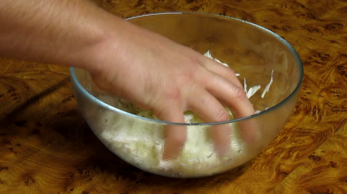 разминаю капусту для более нежного состояния 