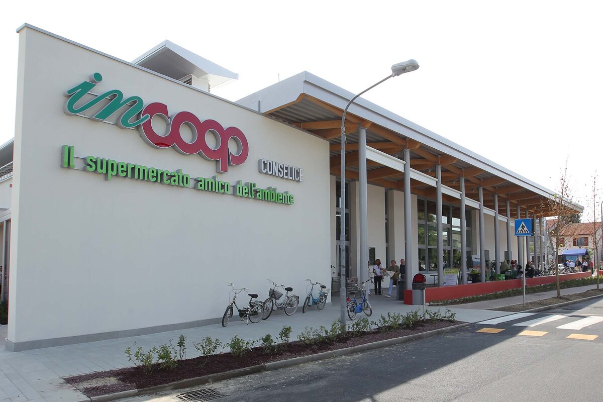 COOP Italia – союз кооперативов, управляющий сетью магазинов, супермаркетов и гипермаркетов в трёх крупнейших округах страны.