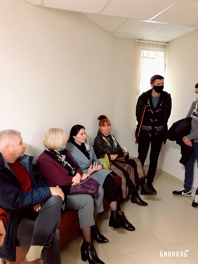 Суд начался 15.30, ребят пришли поддержать друзья и коллеги. Виктория ранее к административной ответственности не привлекалась, суду были представлены характеристики с мест работы и почетная грамота.