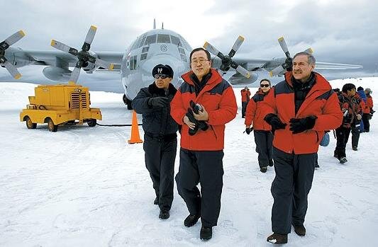 Собиралась подходящая компания,  9 ноября 2007 года Антарктиду посетил Генсек ООН Пан Ги-мун, «чтобы воочию увидеть последствия глобального потепления». 