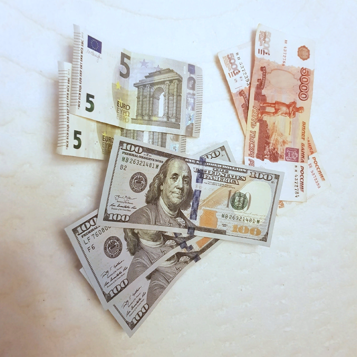 не зря на фото купюр с евро меньше, в Европе рынок недвижимости "стал мёртвым" и уже давно сделка для риэлтора является редкостью, в России "бум", а США как всегда выжидают.