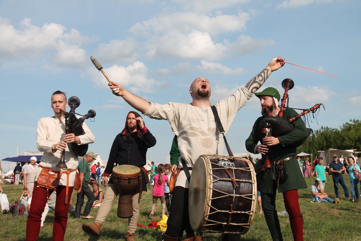 Музыканты группы Teufelstanz во время выступления на фестивале "Великий Болгар". 