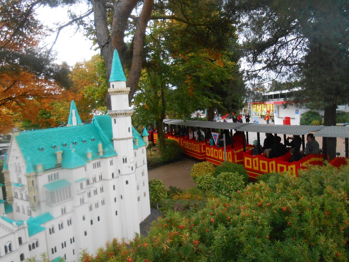 Средневековый замок из лего. На заднем плане  - поезд Лего. Катаемся бесплатно, и делаем фото лего, до которых иначе не добраться. 