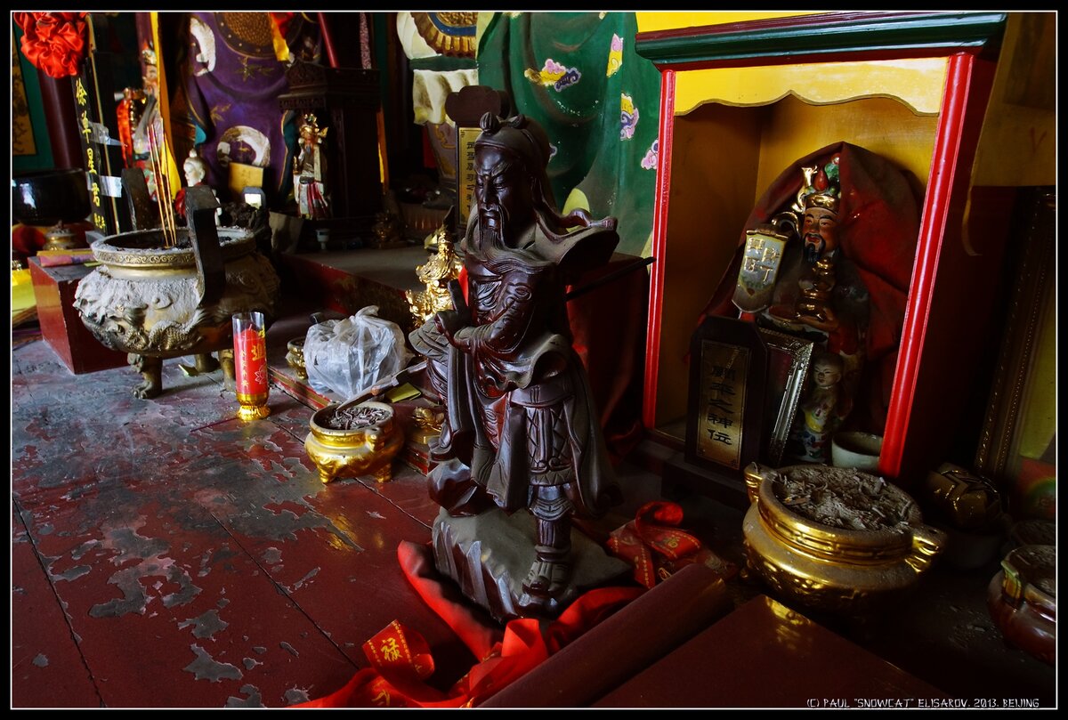 Небольшая статуэтка Гуань Юя в его храме.