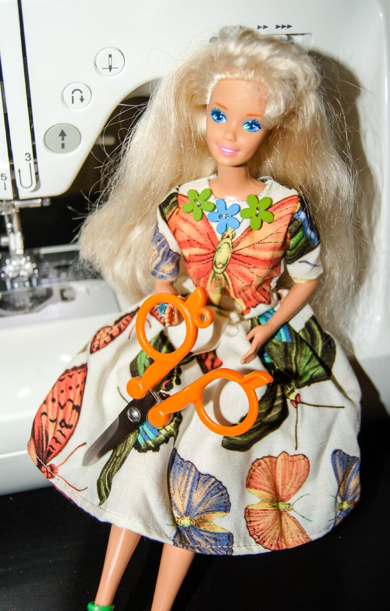 Помощница в новом платье.