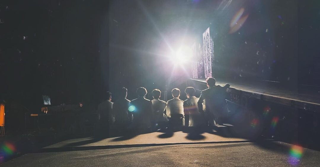 Именно эта фотография появилась на личных аккаунтах мемберов. Лично я её увидела у Джексона(хотя у кого я ещё то могла увидеть?🤣🙈)