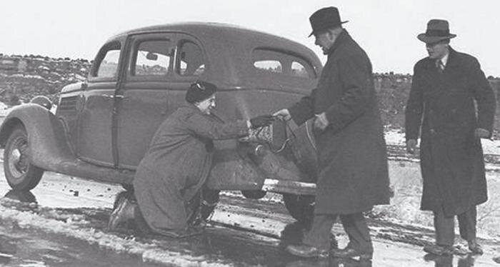 Супруги Трон надевают цепи на колеса машины  «Благородного мышиного цвета»