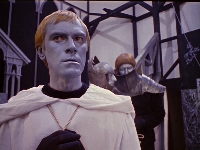 Цвет грима на лице словно говорит об "элитности" людей у власти. Голубая кровь арийской нации еще на памяти. Кадр из к/ф "Город мастеров"