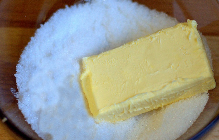 Смешайте сахар и масло. Фото сайта https://edatomy.ru