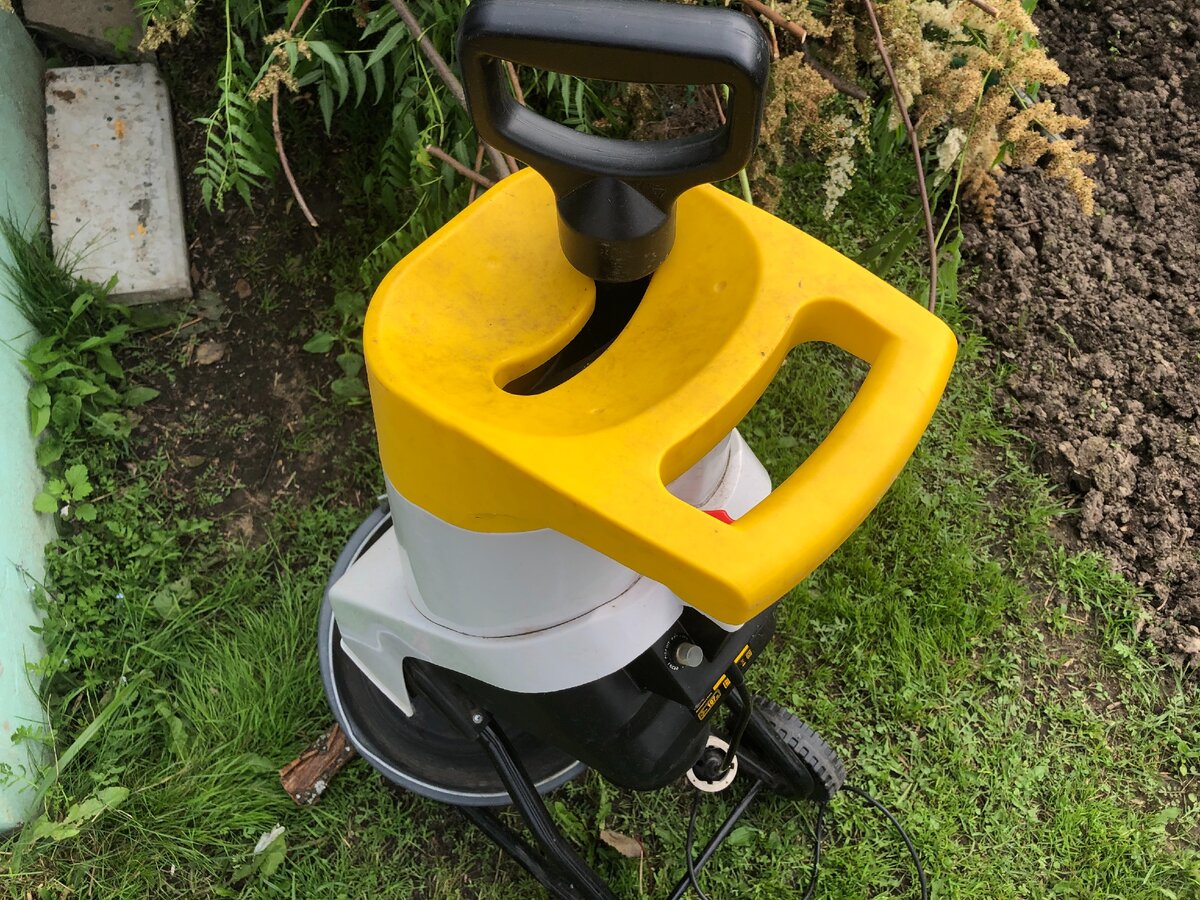 А это магазинный измельчитель веток, который для меня просто бесполезный на даче. Фото автора