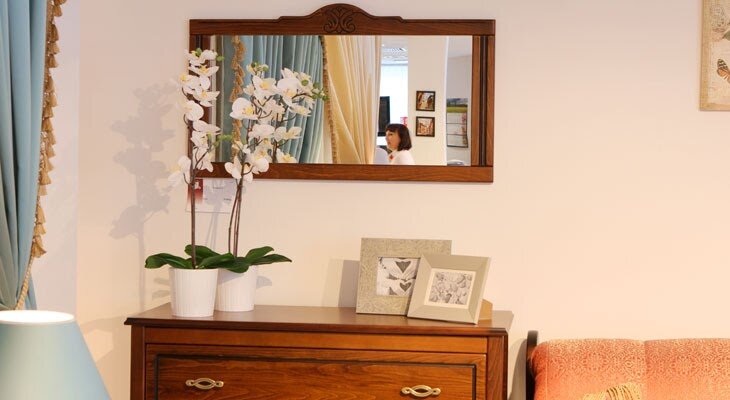 Интерьер с мебелью в таких чувственных тонах оказывается по-домашнему уютным и тёплым