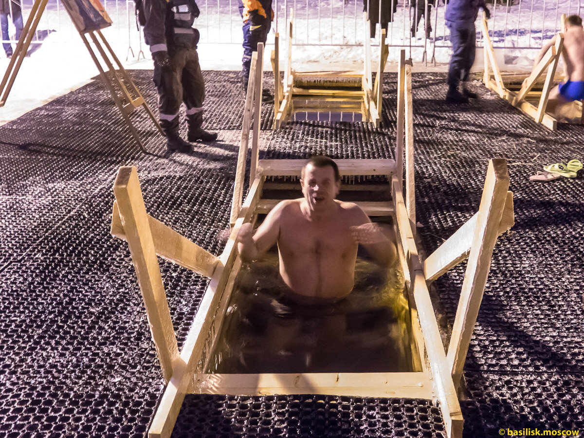 Крещенские купальщики в Тимирязевском парке. 19 января 2017